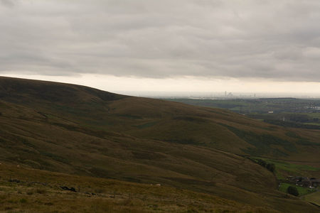 层叠山峦与远方城市剪影