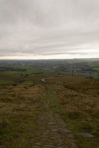 蜿蜒石径通向远方山谷的宁静风景