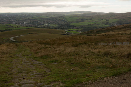 高处俯瞰绿野与城镇的蜿蜒山路
