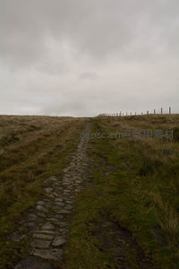 雨后湿滑的石板路穿越草甸山坡