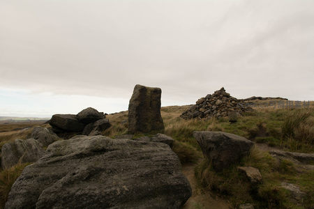 山顶巨石阵旁的古老石堆与小径