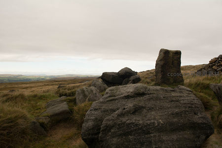 荒原上的巨石与远山，天空低垂如幕