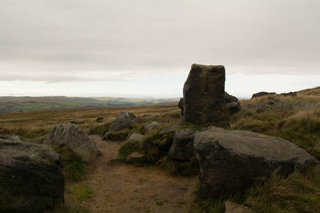 山巅巨岩下的蜿蜒小径与远景