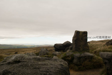 云层低垂下岩石嶙峋的高原景象
