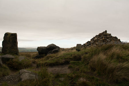 石堆与孤碑并立的山脊观景台