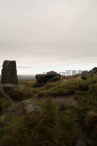 荒野巨石与远山云天