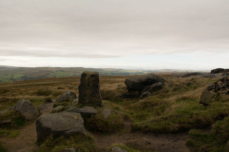 山顶石阵眺望风车群