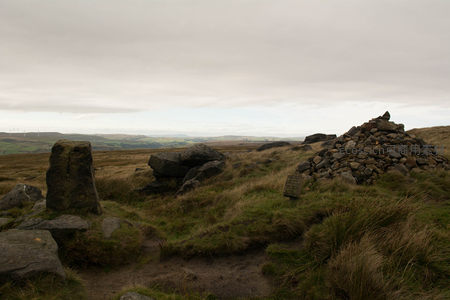 石堆遗迹与草原风光