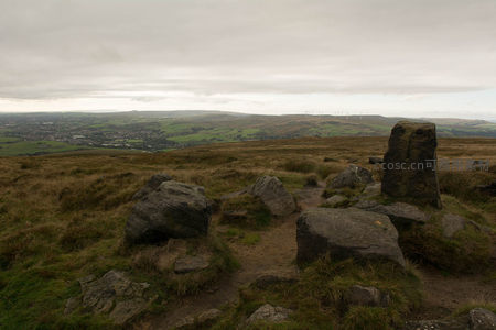 高地巨岩俯瞰山谷城镇