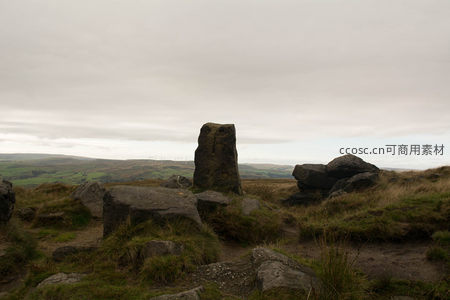 孤石屹立旷野云海间