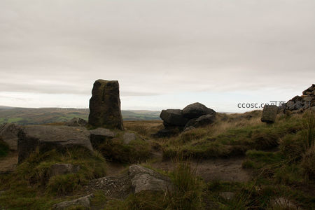 荒野中的古老石碑与远山风景