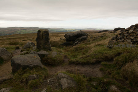 山顶巨石群与开阔山谷全景