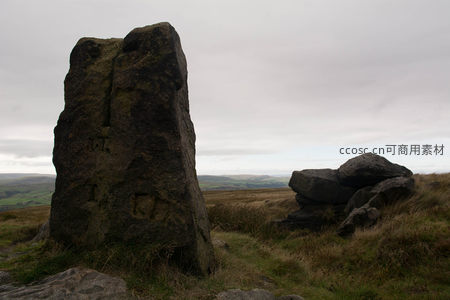 孤石屹立荒原见证时光流逝