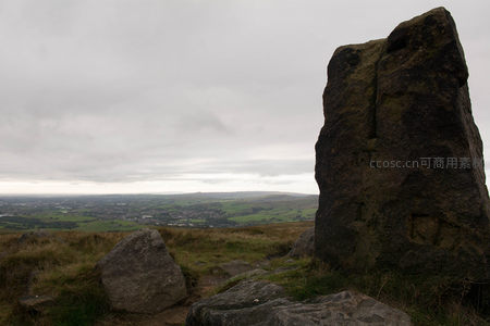山巅巨石矗立，远眺苍茫大地