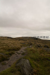 崎岖小径穿越苔藓覆盖的山脊