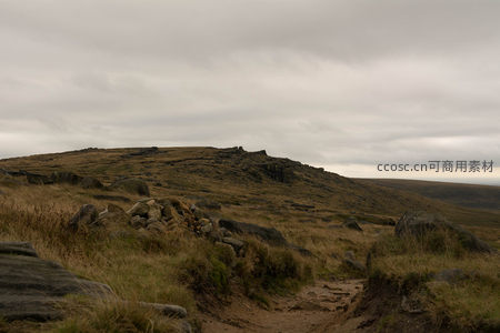 阴天荒原中通往山顶的原始土路