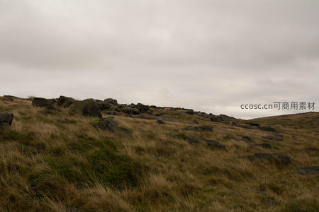 云层低垂的荒凉山脊