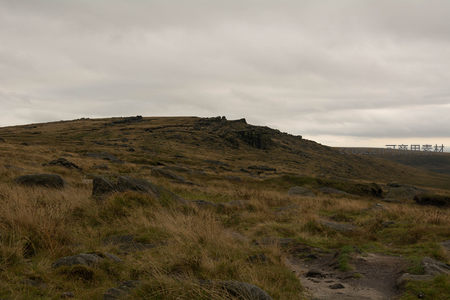 荒野山丘小径，云层低垂