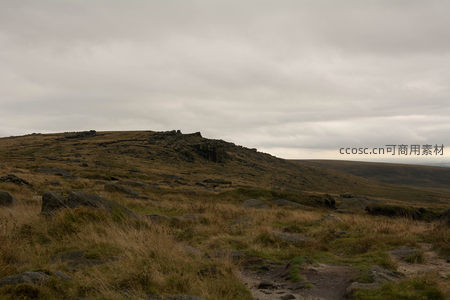 阴云笼罩的旷野丘陵