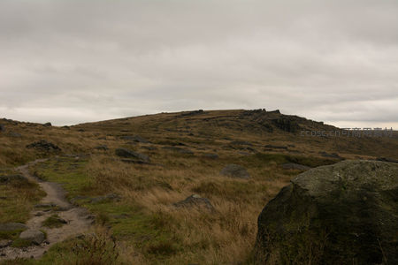 崎岖山径通向远方峰顶