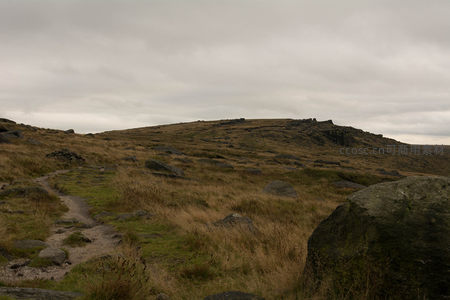 山间小道旁巨石静卧
