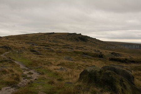 荒原上的孤寂小径与岩群