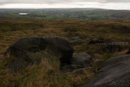 荒野巨石与远方城镇的静谧对望