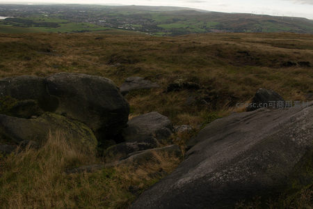 山坡巨岩俯瞰山谷小镇全景