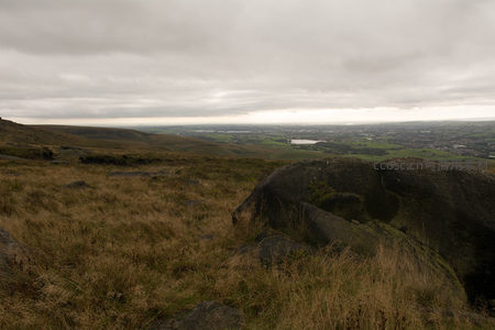 云层低垂下山巅巨石的孤寂风景