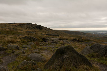 远眺山峦与近处巨石的层次风光