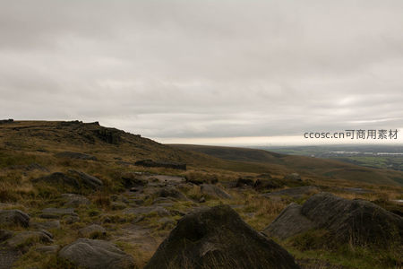 云雾缭绕山野间巨石与远方城市