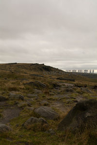 阴云下崎岖山地小径