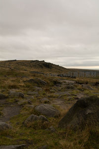 荒野石径通向远方山丘