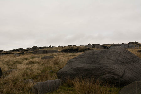 巨石与枯草覆盖的山坡