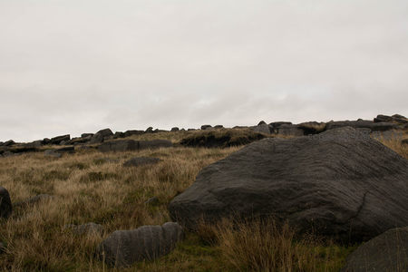 荒芜山坡上静卧的巨岩