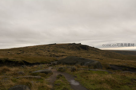通往山顶的泥泞小路