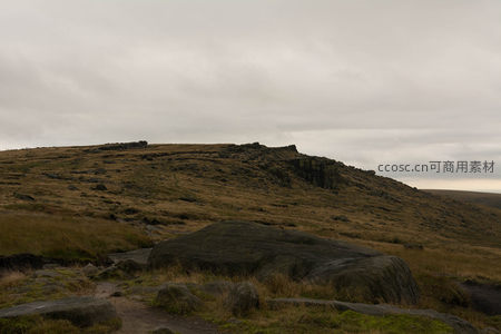荒野山丘上的孤寂小径与巨石