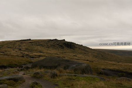 阴天下的高原草甸与嶙峋怪石