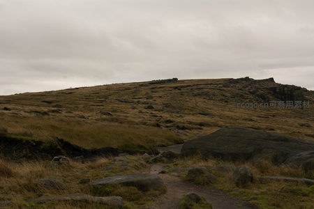 崎岖山地小径旁的天然岩层