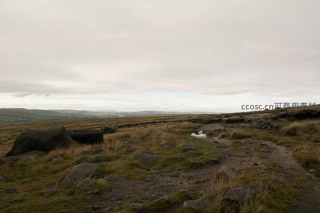 远眺风车点缀的开阔山野风光