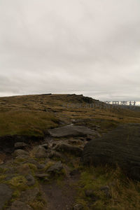 荒野石径通向远方山丘