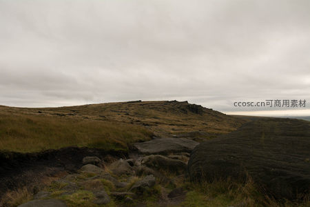 云层低垂下的崎岖山地