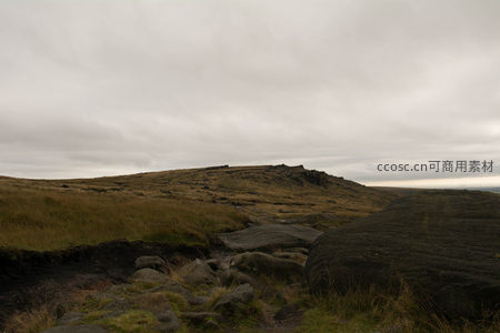 阴天草原上的石阶古道