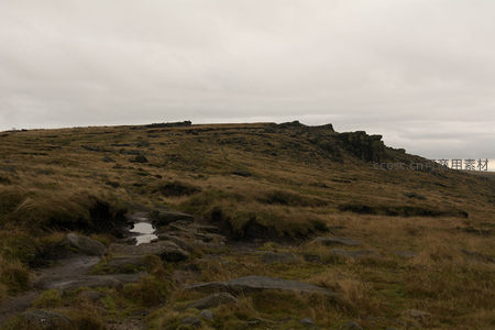 山丘边缘的荒芜步道
