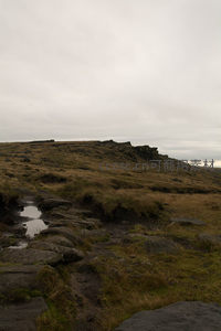 云压山头路崎岖，石阶湿滑草萧疏