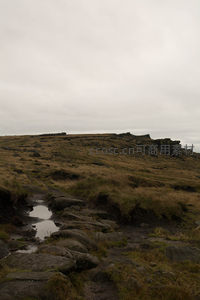 荒野石径通幽处，云天低垂草色黄