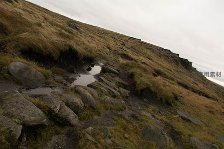 荒坡石阶通天际，云雾缭绕野径幽