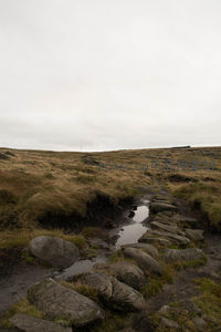 旷野石路连天边，草甸苍茫水镜现