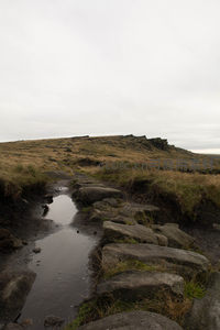 泥泞水洼映照灰暗天空