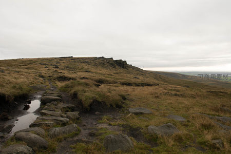 荒野石径通向远方山丘